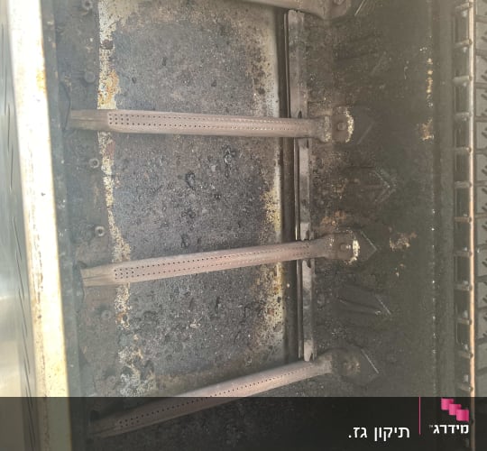 תנור גז עם ארבעה מבערים מתכתיים